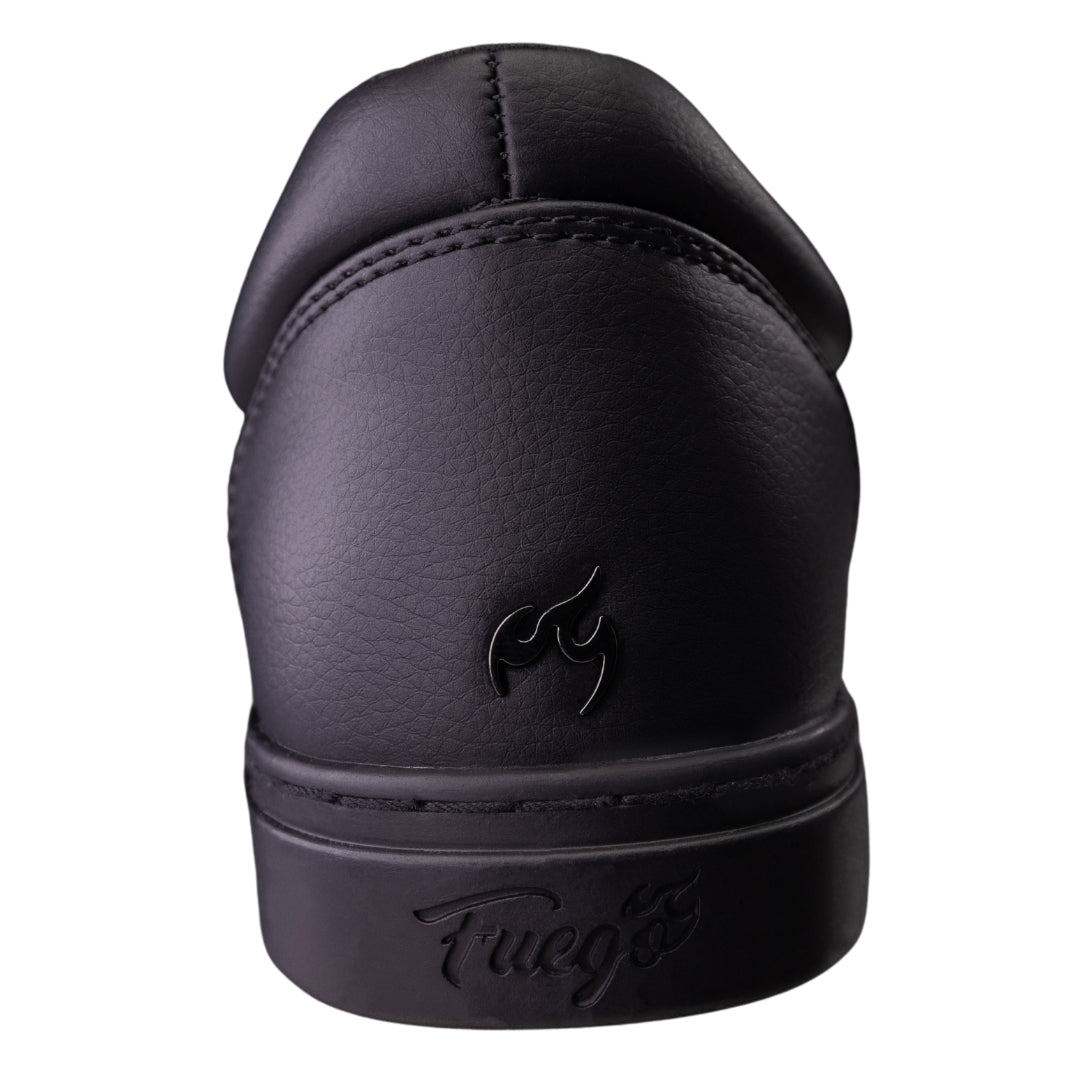 Die Low-Top-Sneakers „Fuego Dance Shoes“ in Schwarz sind aus veganem Leder, haben ein Flammenlogo und „Fuego“ auf der Sohle.